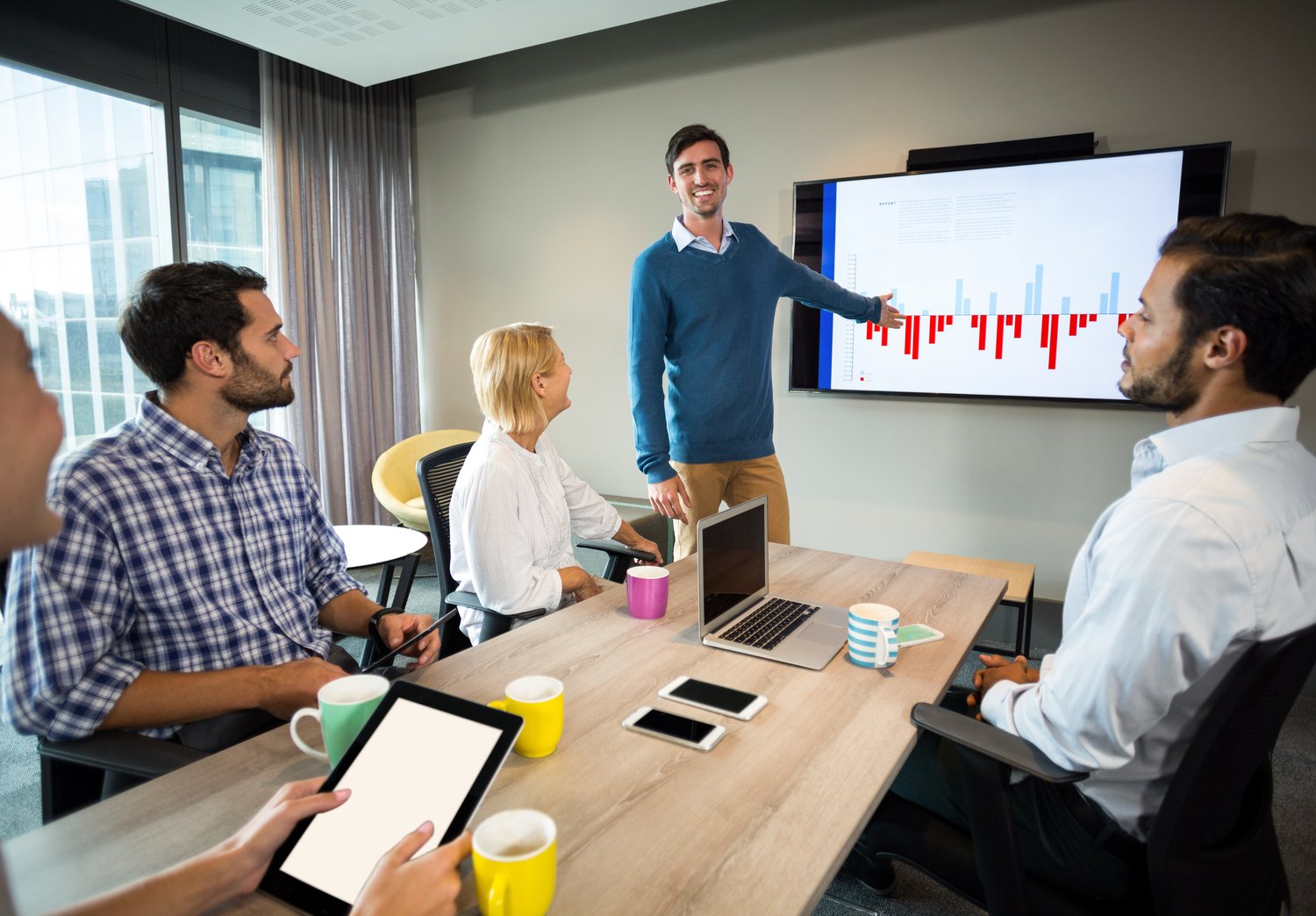 Переговоры иллюстрация. Переговоры в офисе. Setting up a meeting. Фотограф в офисе. Групповой коучинг.